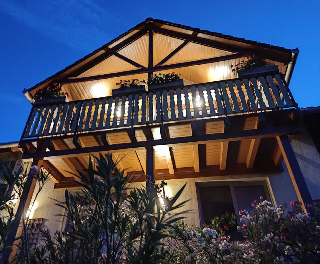 Gemütlich gestalteter Balkon mit Sitzgarnitur.