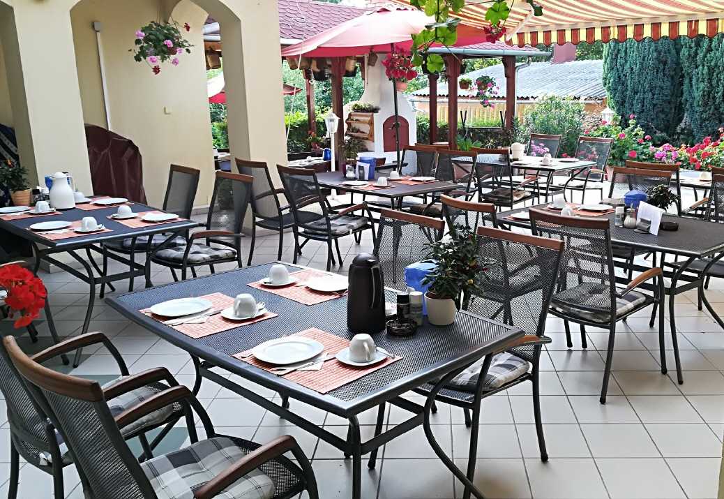 Leckeres Frühstück auf der großen Sonnenterrasse - Haus Marika in Ungarn