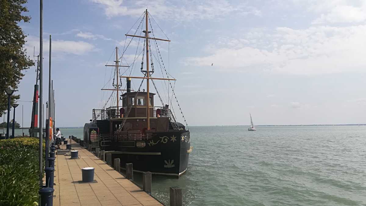 Genie&szlig;en Sie die perfekte Lage in Si&oacute;fok!