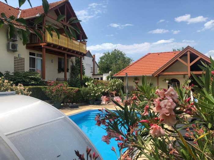 Großer gepflegter Garten mit Swimmingpool.